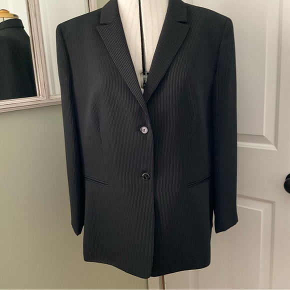 TAHARI ARTHUR S. LEVINE, BLACK PINSTRIPE BLAZER, SIZE: 18 - Picture 1 of 9